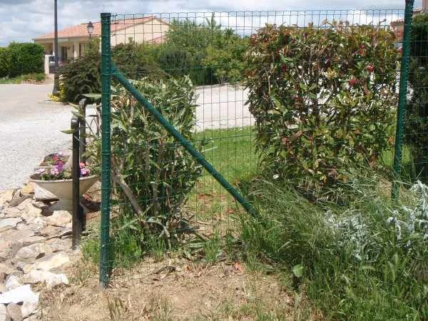 Piquet tube sur socle beton grillage soude